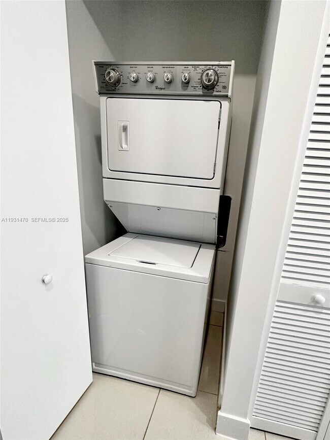 Building Photo - 6414 NW 104th Ct