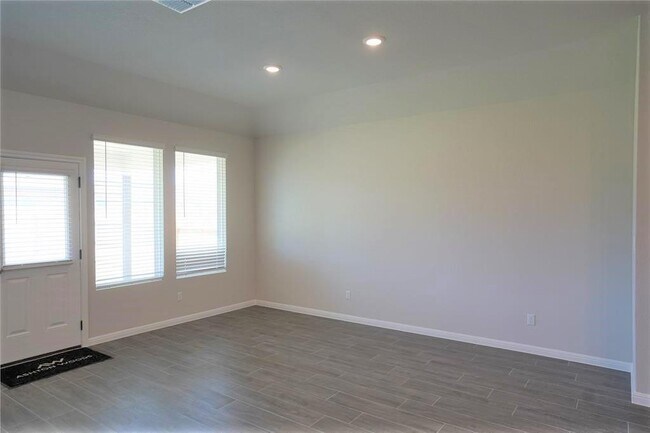 Building Photo - 303 Bear Oak St