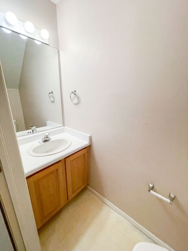 Building Photo - Charming 2 Bedroom Home in Prime Location ...