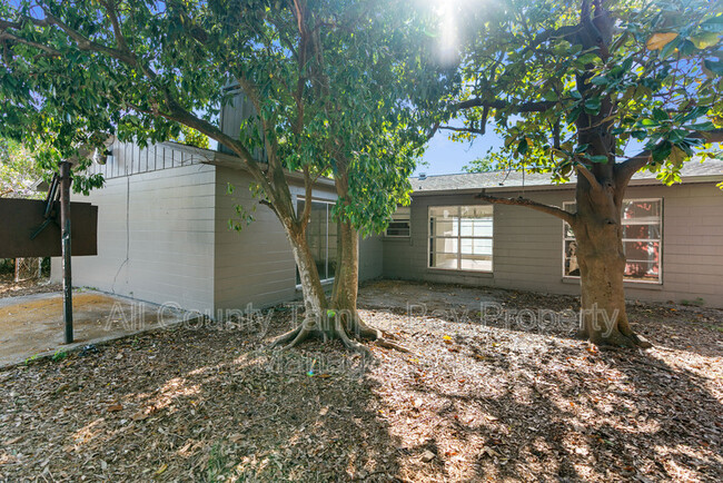 Building Photo - 905 N Newport Ave