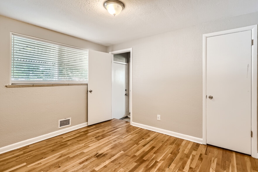 Building Photo - 2520 S Raleigh St