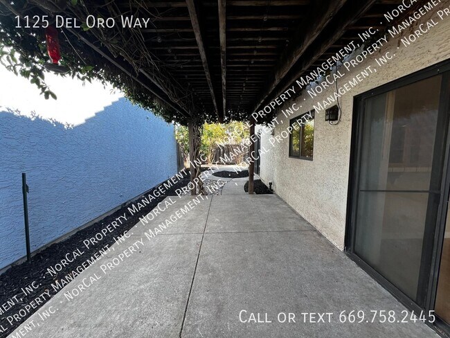 Building Photo - 1125 Del Oro Way