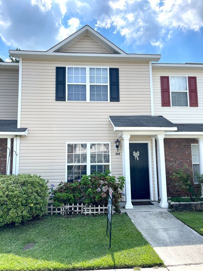 Building Photo - Minutes to Camp Lejeune! Pets with Owner Approval!