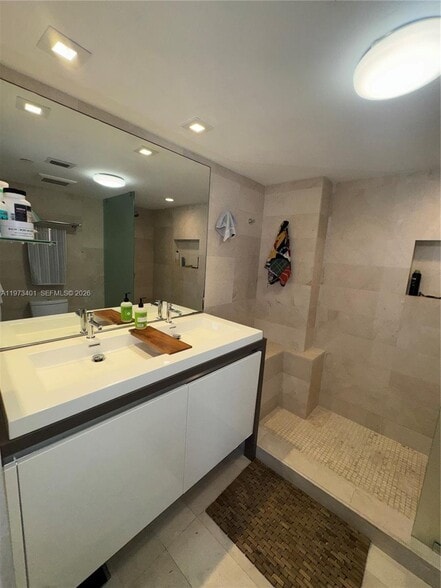 Building Photo - 2457 Collins Ave