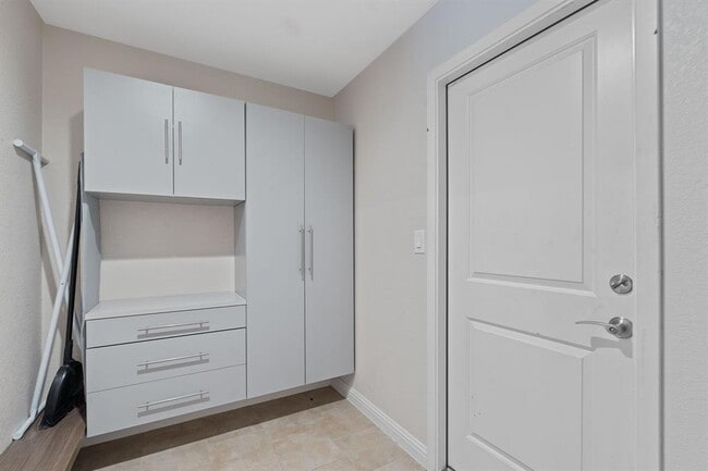 Building Photo - 6550 Fair Valley Trail