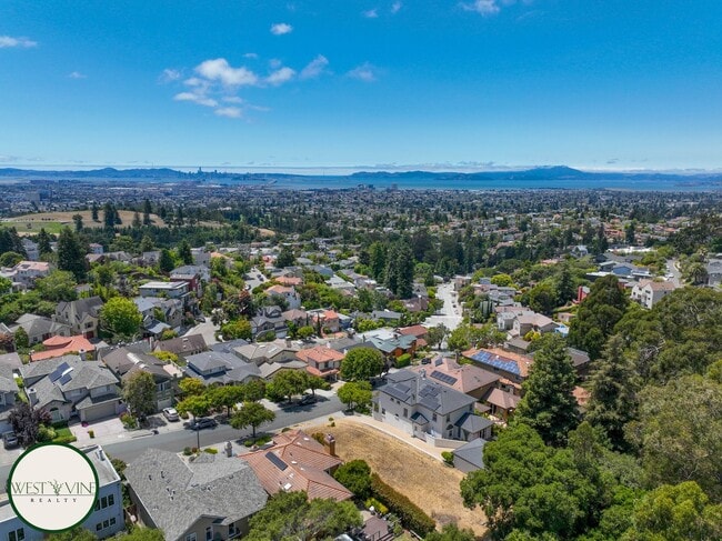 Building Photo - Spectacular Hill Top Home W/ Expansive Vie...