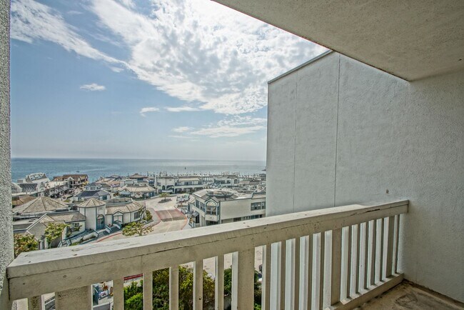 Building Photo - 2BR/2BA Condo with Stunning Ocean Views & ...