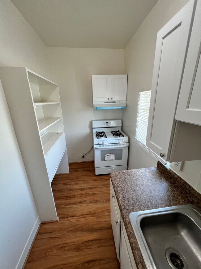 Building Photo - A Bright Upstairs Single Apartment in a Gr...