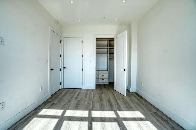 Building Photo - "Cozy 1-Bedroom Retreat in the Heart of Astoria – Your Perfect Urban Sanctuary!"