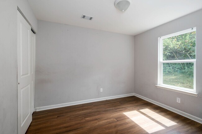 Building Photo - Nice 3 Bed 2 Bath House Available Now! Call to Schedule a Tour!