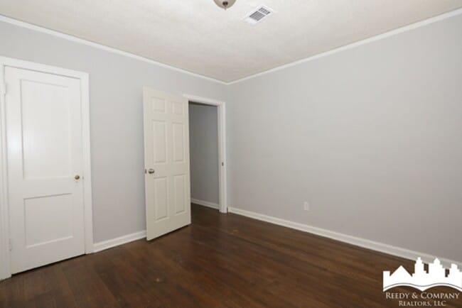 Building Photo - 2370 Larose Ave