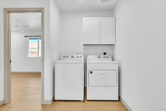 Building Photo - Completely Remodeled 6 bedroom/4 bath Home with New Pool