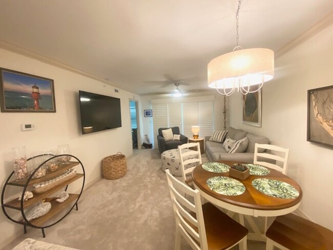 Building Photo - 2 bedroom 2 bathroom furnished seasonal re...