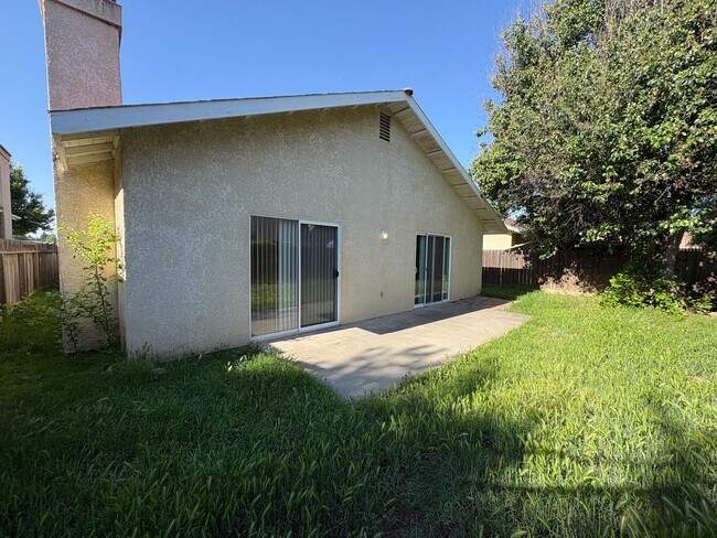 Building Photo - NE Visalia home Rent Ready!