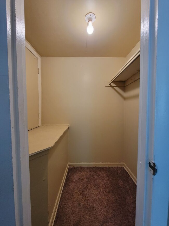 Building Photo - One bedroom condo with lots of space in He...