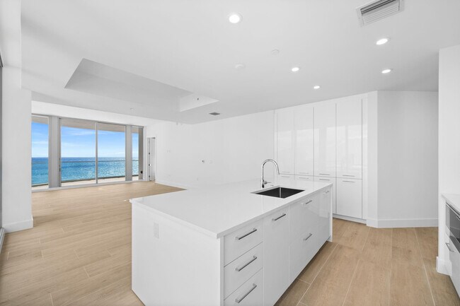 Primary Photo - 153 N Seabreeze Blvd