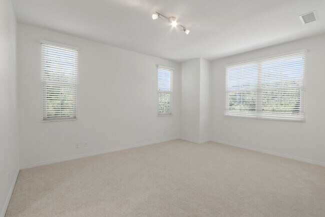 Building Photo - Desirable Eastwood Village Home