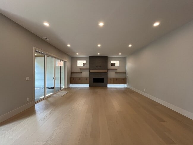 Building Photo - 17402 NW Lone Rock Dr