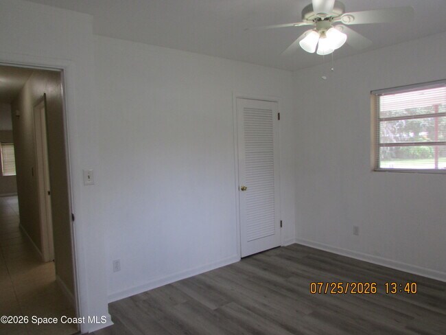 Building Photo - 211 W Laila Dr