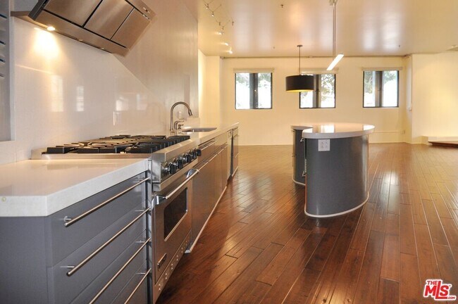 Building Photo - 849 S Broadway