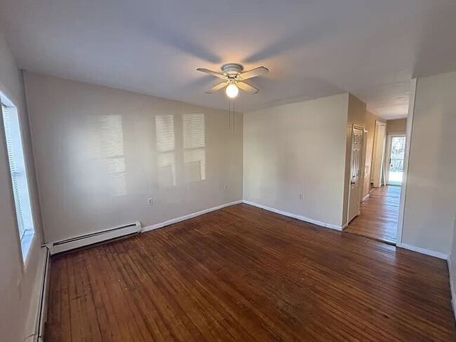 Building Photo - Spacious 4-bedroom house