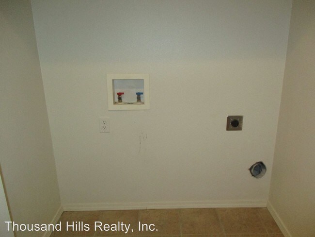Building Photo - 3 br, 2 bath House - 100 Garden Circle #3