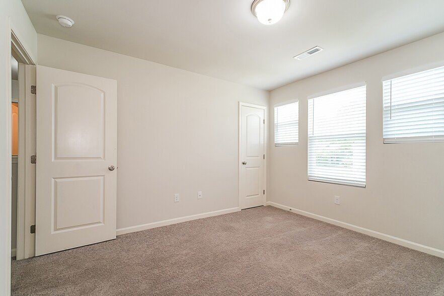 Building Photo - 125 Shamrock Dr SW