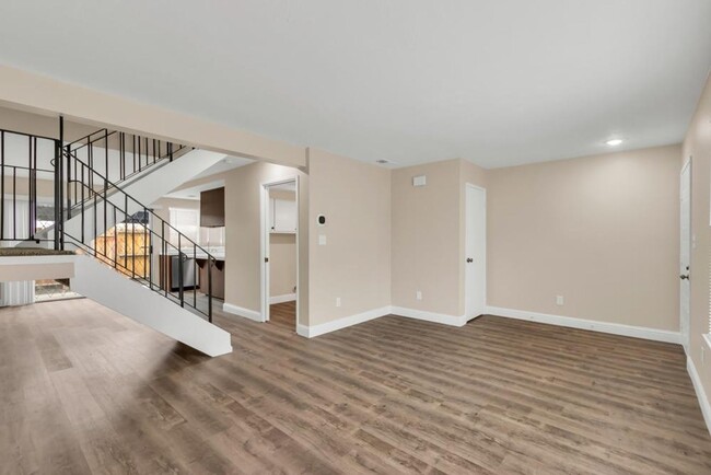 Building Photo - Updated 3 Bed 1.5 Bath Townhome
