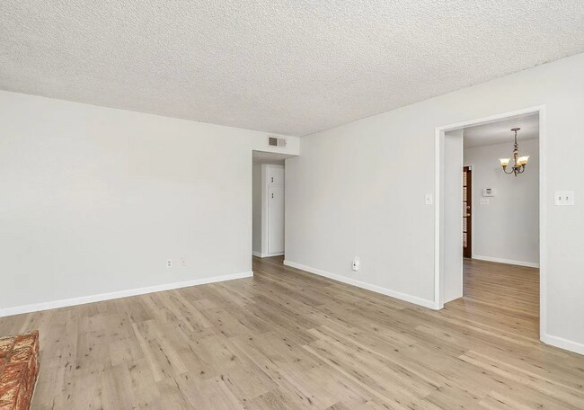 Building Photo - Beautiful 3 Bedroom 2 Bath
