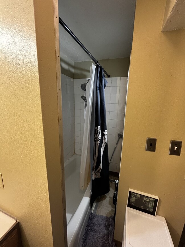 Building Photo - Nice 4 Bed 1 Bath close to UWEC and Water St! Available June 1st