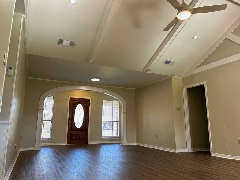 Entry Way / Living Room - 2856 Woodbrook Dr