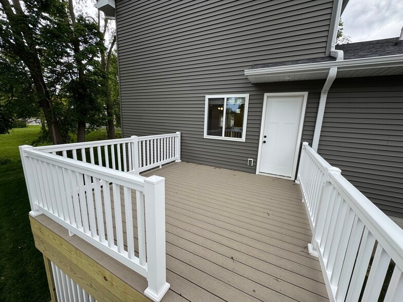 Building Photo - 608 College St