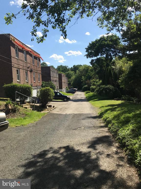 Building Photo - 636 Park Ln