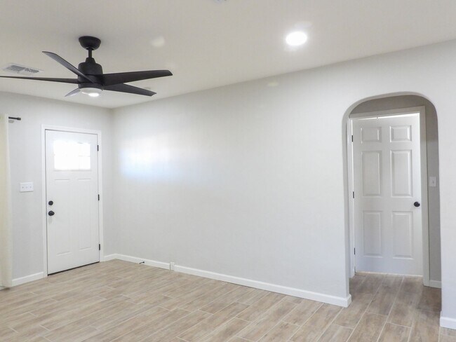 Building Photo - Close to Downtown 3 Bed 2 Bath with Fenced Backyard