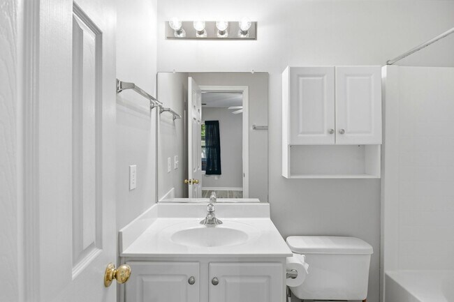 Building Photo - Comfortable 3BR Ranch with 2-Car Garage in Northwoods Pointe