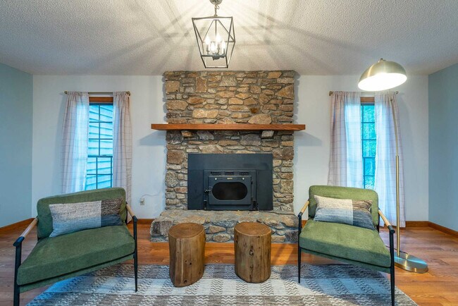 Building Photo - 41 Little Forest Dr