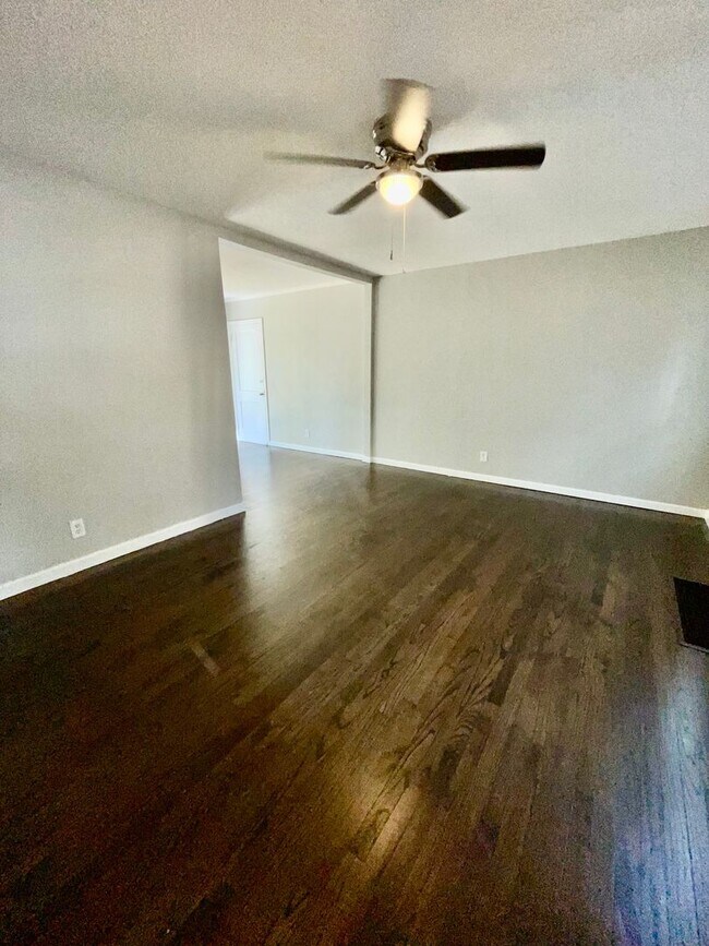 Building Photo - Updated 4-Bedroom Bungalow with Modern Kit...