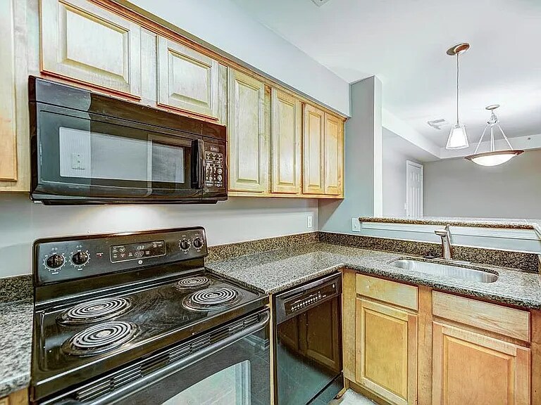 Building Photo - 3176 Summit Square Dr