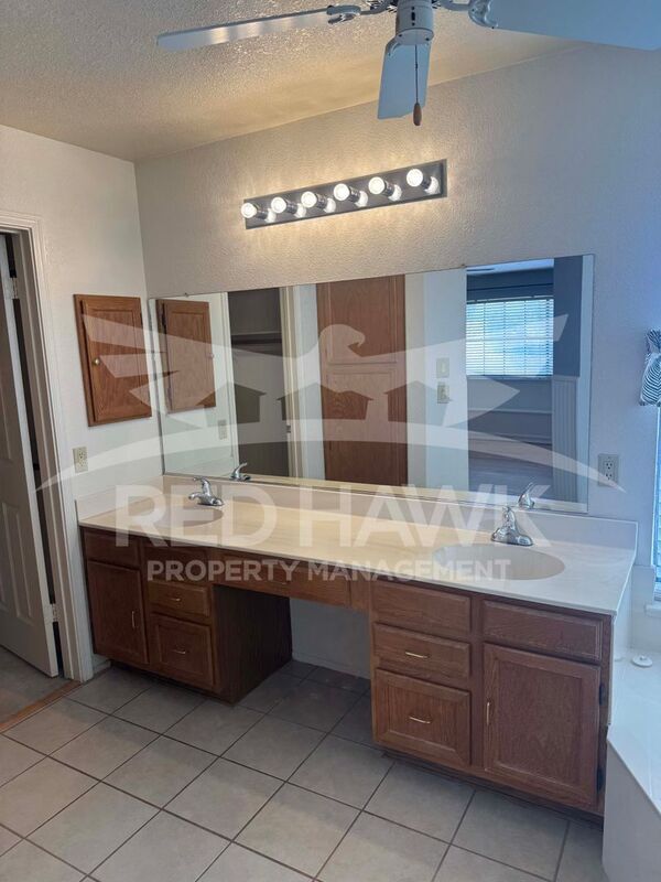 Building Photo - 25 W La Vieve Ln