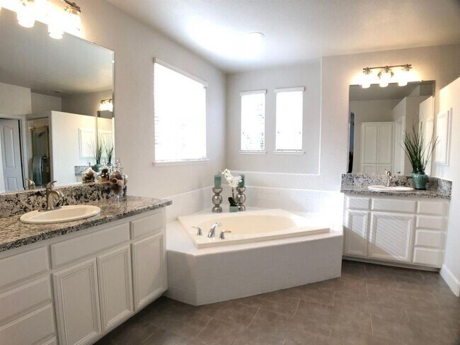 Building Photo - 6121 Lockridge Dr