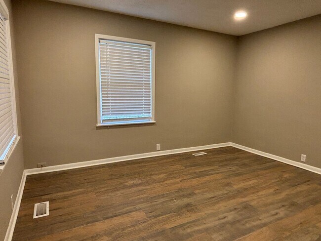 Building Photo - AVAILABLE NOW! Charming 2-Bed, 1-Bath Single-Family Home in Indianapolis!