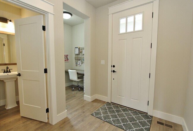Building Photo - Lovely 4 bed 2 1/2 bath Home in Meridian, Available first week of July