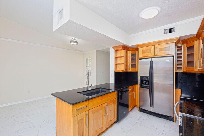 Building Photo - 2400 Centergate Dr