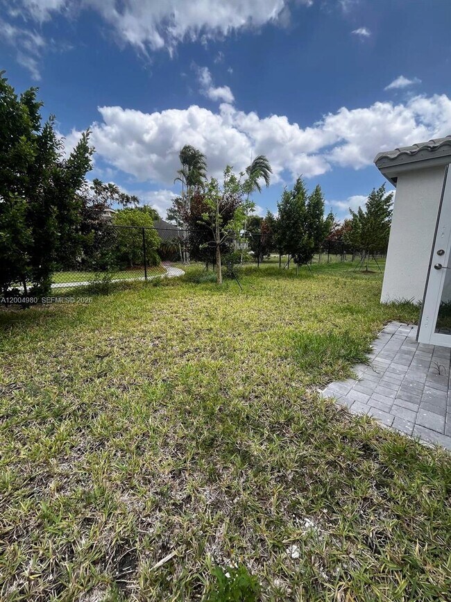 Building Photo - 833 SE 26th Rd