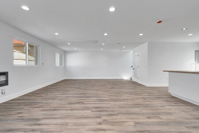 Building Photo - Spacious 3BR NoHo Home w/ Luxury European Finishes