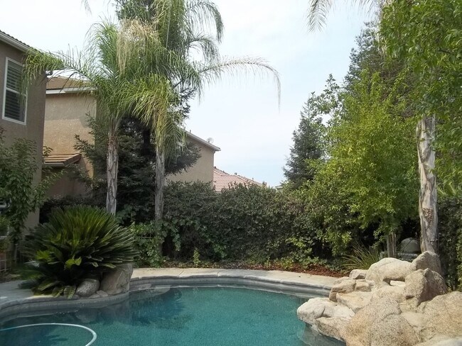Building Photo - Large and spacious 2-Story home in Clovis ...
