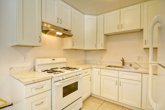 Building Photo - Two Bedroom condo in Pacific Beach