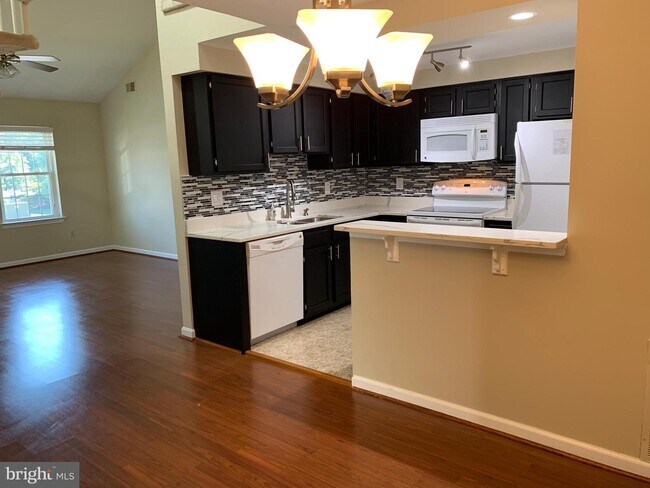 Building Photo - 6084B Essex House Square