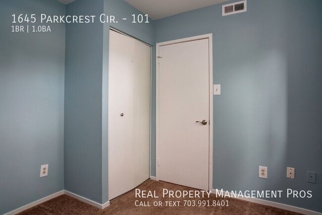 Building Photo - 1645 Parkcrest Cir
