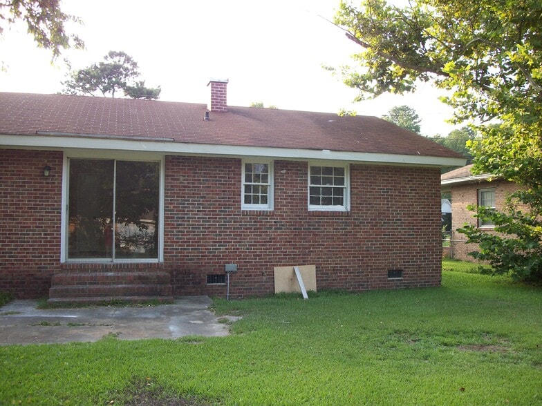 Building Photo - 2051 Martin Luther King Dr Lumberton, NC 28358